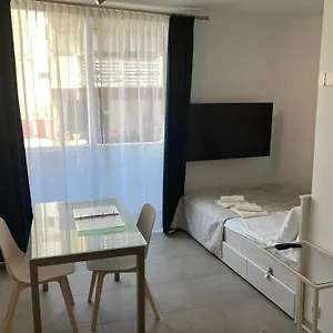 With Small Balcony Apartamento